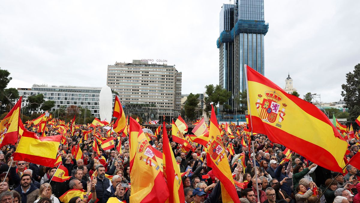 Sto tisíc lidí demonstrovalo v Madridu proti amnestii pro katalánské separatisty